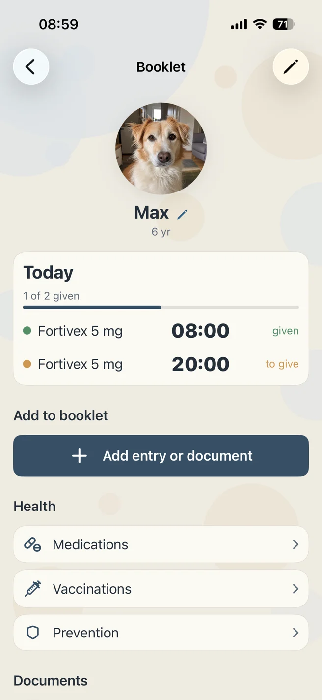 Dossipet record screen: a dog's profile, today's medication doses, and health sections